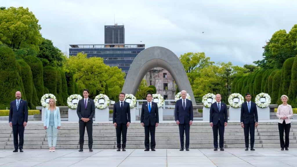 G7 Leaders posing in front of Hiroshima Peace Memorial Park (Frank Robichon/POOL)