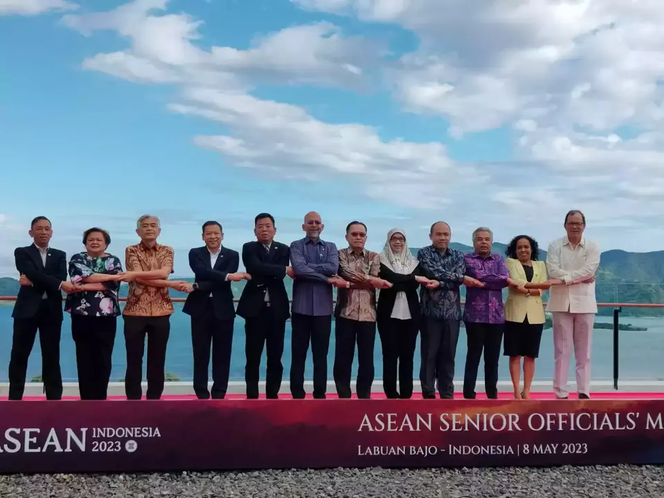 Group photo of the ten representatives of the Senior Official Meeting (SOM) before they had closed-door discussions (Beritasatu)
