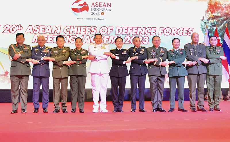 Heads of ASEAN defence delegates posing for a picture at the start of the 20th 
ASEAN Chief Defence Force Meeting (ACDFM) in Bali (Ministry of Defence Vietnam)