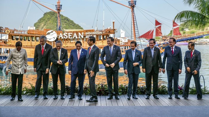 Leaders of ASEAN sharing a candid moment during a photo session at the 42nd ASEAN Summit in Labuan Bajo, Indonesia (Jenggalacenter)