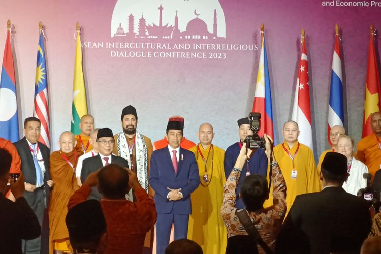 Presiden Joko Widodo pictured together with delegations from ASEAN countries during the event of the Intercultural and Interreligious Dialogue Conference (IIDC) in Ritz-Carlton Mega Kuningan Jakarta, Monday (7/8/2023). (KOMPAS.com/SINGGIH WIRYONO)