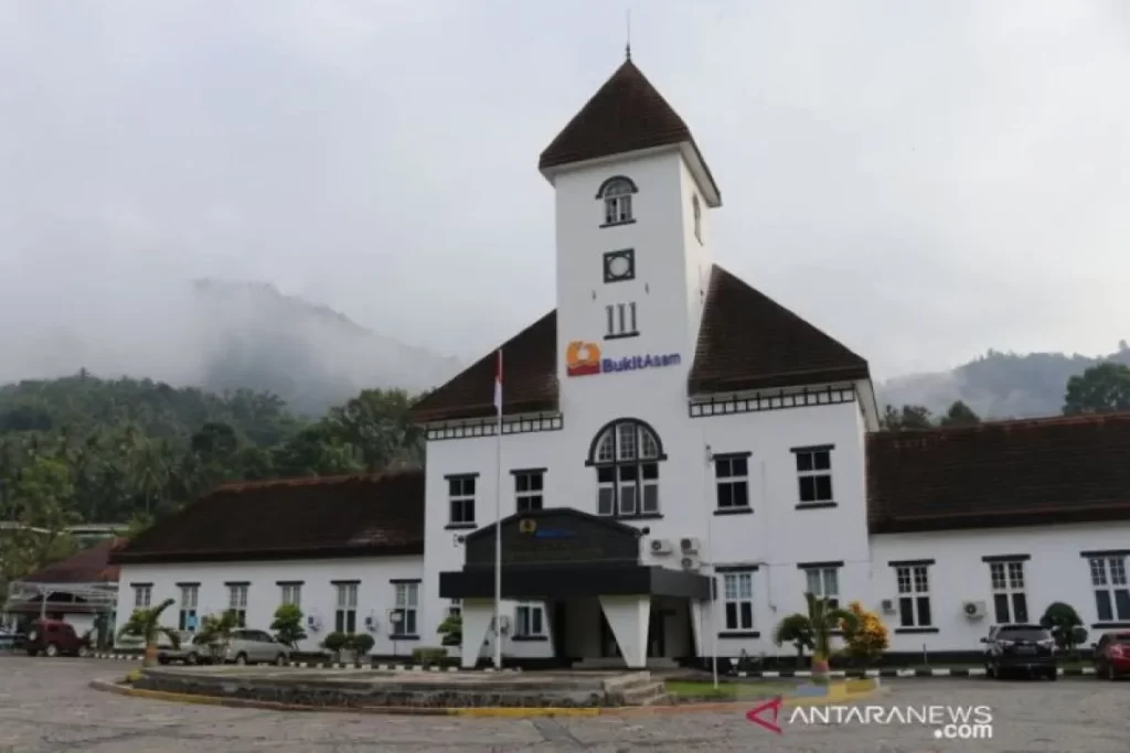 Gedung PT Bukit Asam di Kota Sawahlunto, bangunan dan kawasan pertambangan batu bara peninggalan Belanda ini tercatat sebagai cagar budaya warisan dunia oleh UNESCO. (Taufan Razak/ANTARA)