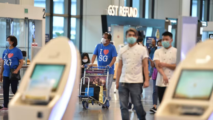 Travellers at the departure hall in Changi Airport Terminal 1. (File photo: Jeremy Long / channelnewsasia.com)