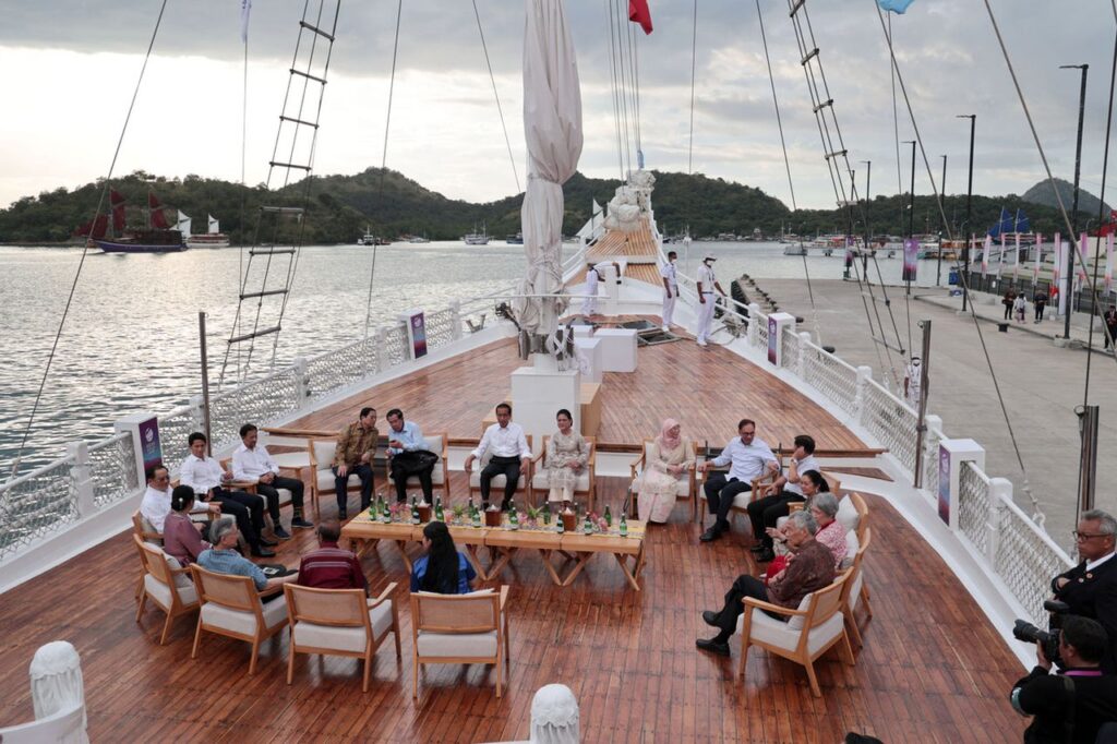 President Joko Widodo with Mrs. Iriana and ASEAN leaders are on the Ayana Lako Di'a pinisi ship during the 42nd ASEAN Summit in Labuan Bajo, West Manggarai, East Nusa Tenggara, Wednesday (10/5/2023) (Kompas/Heru Sri Kumoro).