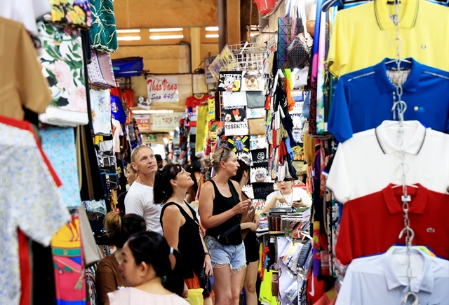 Foreign tourists visiting Bến Thành Market, District 1, HCM City. — VNA/VNS Photo Hồng Đạt