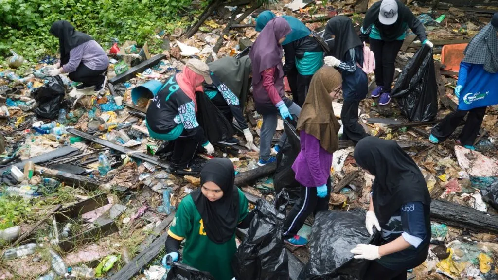 In photo: Brunei volunteers take part in Day of Action’s clean-up campaign (Source: bnnbreaking.com)