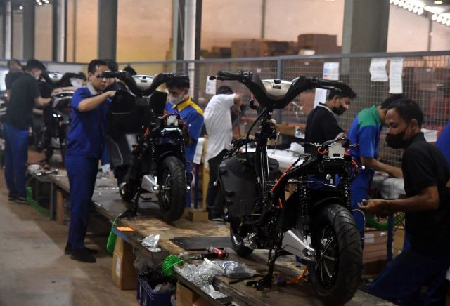 Mass rollout: Workers assemble electric motorcycles on Sept. 21, 2023 at Plant II of manufacturer PT Terang Dunia Internusa in Citeureup, Bogor, West Java. The company, also known by its brand name United Bike, has targeted an annual output of 500,000 units. (Antara/Arif Firmansyah) This article was published in thejakartapost.com with the title "Indonesia at crossroads: Navigating challenges in EV revolution". Click to read: https://www.thejakartapost.com/opinion/2023/10/09/indonesia-at-crossroads-navigating-challenges-in-ev-revolution.html. Download The Jakarta Post app for easier and faster news access: Android: http://bit.ly/tjp-android iOS: http://bit.ly/tjp-ios